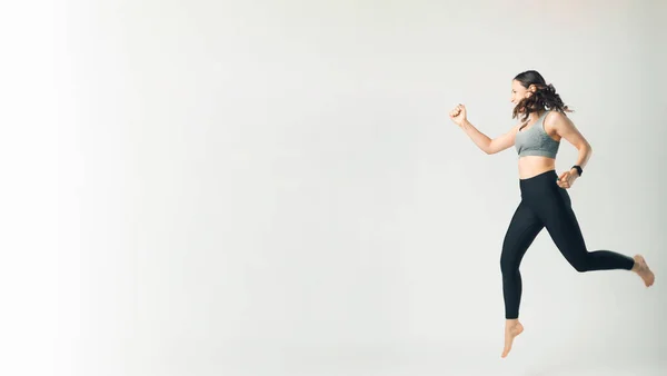 Foto Mujer Ropa Deportiva Saltando Sobre Fondo Blanco Con Copyspace —  Fotos de Stock