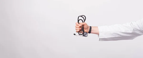 Médico Masculino Mão Segurando Estetoscópio Sobre Fundo Branco — Fotografia de Stock