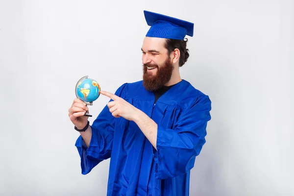 Glad Student Man Ungkarl Pekar Jordklotet — Stockfoto