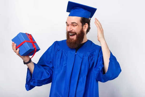 Úžasný Student Muž Modré Bakalář Držení Dárkové Krabice — Stock fotografie