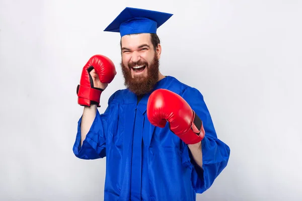 Φωτογραφία Του Φοιτητή Μπλε Εργένη Και Φορώντας Κόκκινα Γάντια Πυγμαχίας — Φωτογραφία Αρχείου