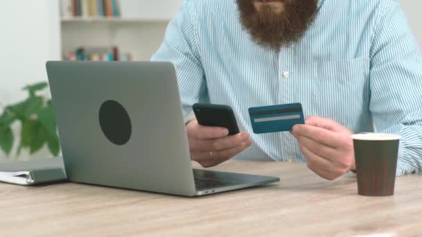 Filmati di uomo d'ufficio che utilizza smartphone e acquista online con carta di credito — Video Stock