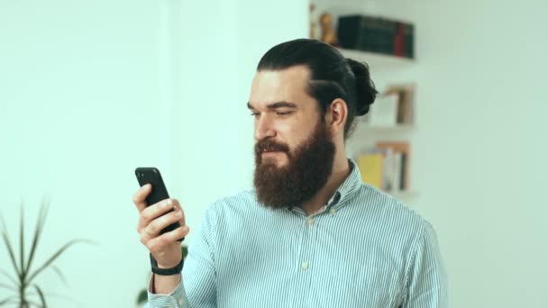 Közelkép a szakállas irodai ember okostelefon — Stock videók