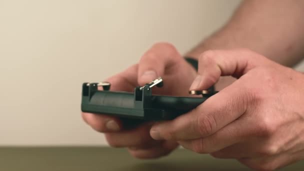 Zavřít záběry muže hrajícího na smartphone s joystickem — Stock video