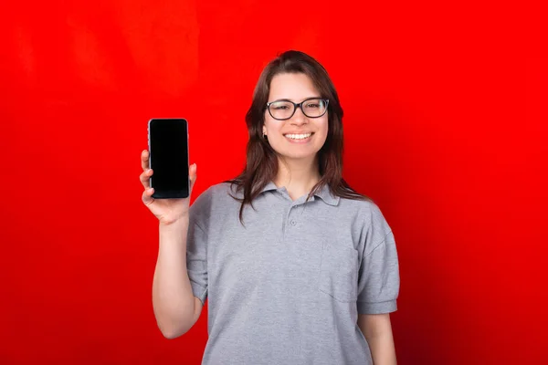 Foto Jovem Mostrando Smartphone Sobre Fundo Vermelho — Fotografia de Stock