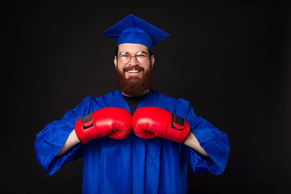 Fotografie Mladého Muže Vousy Svobodném Mládí Použitím Červených Boxerských Rukavic — Stock fotografie