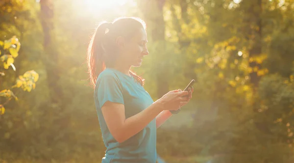 Foto Una Joven Deportista Usando Aplicación Para Teléfonos Inteligentes Para — Foto de Stock