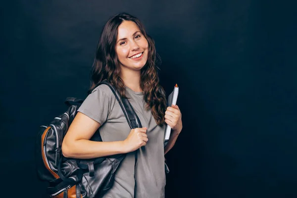 Retrato Una Joven Estudiante Sonriente Pie Sobre Fondo Oscuro Mirando — Foto de Stock