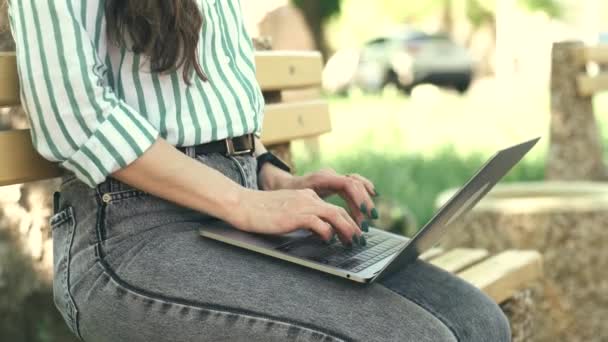 Close up video di giovane donna seduta all'aperto e utilizzando il computer portatile. — Video Stock