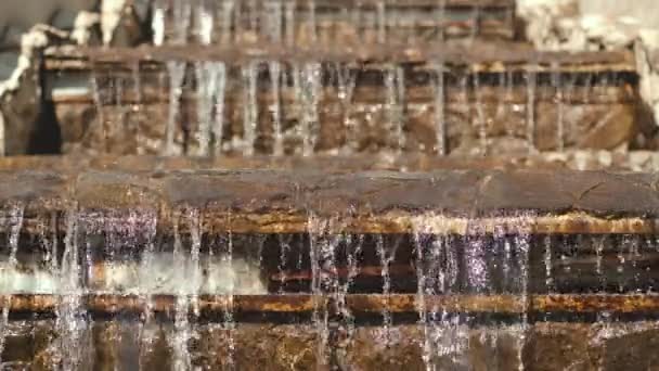 Filmación de cascada de agua en la ciudad, cascada pequeña en la fuente de la ciudad — Vídeos de Stock