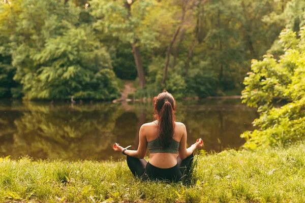 Foto Mujer Deportista Meditando Cerca Del Lago Durante Mañana — Foto de Stock