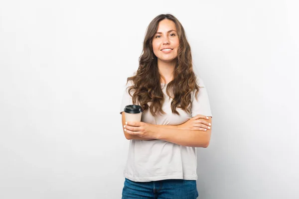 Retrato Mujer Joven Con Brazos Cruzados Sosteniendo Taza Café Para — Foto de Stock