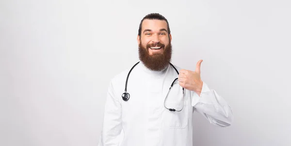 Retrato Sonriente Médico Barbudo Alegre Mostrando Pulgar Hacia Arriba Sobre — Foto de Stock