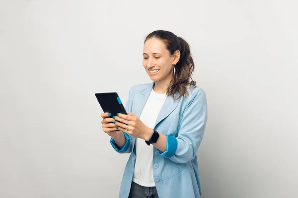 Foto Jovem Mulher Bonita Casaco Azul Usando Tablet Sobre Parede — Fotografia de Stock