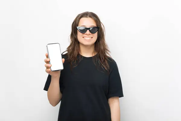 Retrato Joven Sonriente Moda Camiseta Negra Con Gafas Sol Mostrando — Foto de Stock
