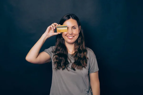 Foto Una Joven Sonriente Cubriendo Ojo Con Tarjeta Crédito Amarilla — Foto de Stock