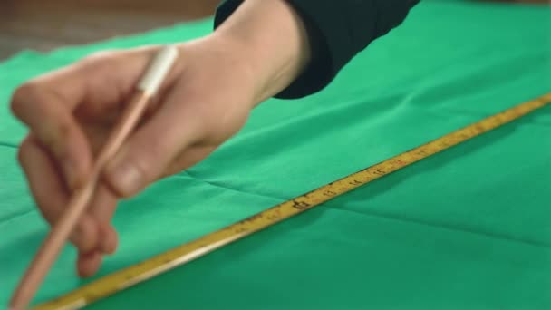 Close-up beelden van vrouw meten materiaal voor het snijden — Stockvideo