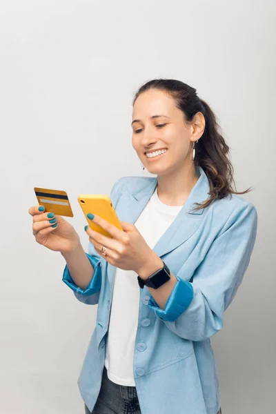 Photo Young Joyful Woman Casual Making Transfer Credit Card Smartphone — Stock Photo, Image