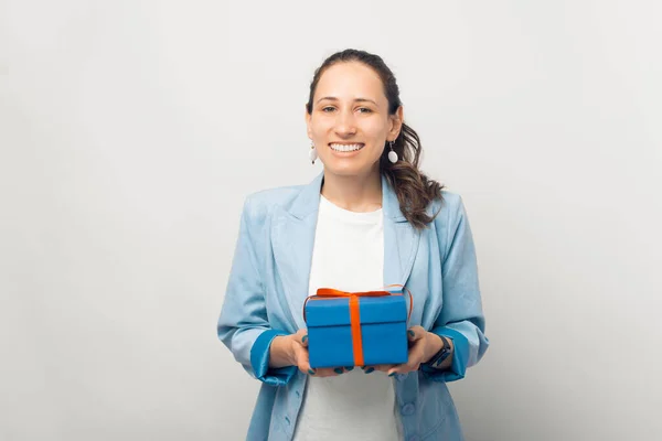 Retrato Mujer Joven Sonriente Celebración Casual Caja Regalo Azul Sobre — Foto de Stock