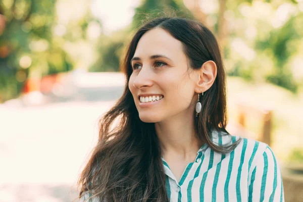 Retrato Mujer Joven Con Cabello Castaño Ropa Moda Sonriendo Mirando — Foto de Stock