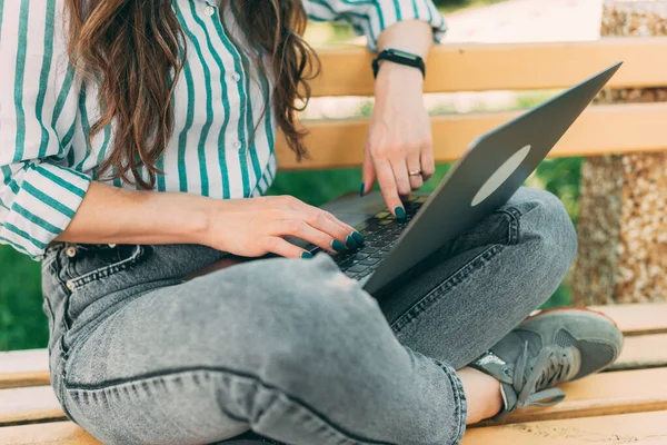 Kadının Iletişimi Için Bilgisayarı Kullanırken Bahçe Bankında Otururken Yakın Plan — Stok fotoğraf