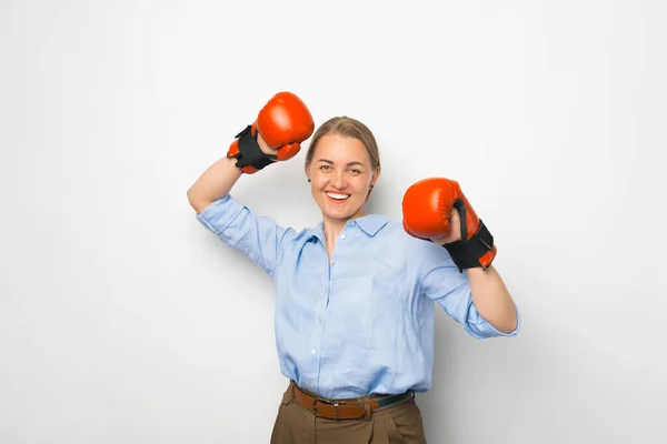 Giovane Donna Affari Ispanica Con Spirito Combattivo Guanti Boxe Rossi — Foto Stock