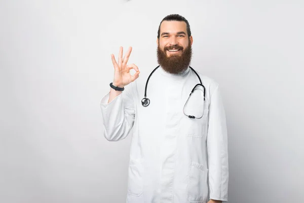 Concepto Personas Medicina Médico Varón Sonriente Con Una Bata Blanca — Foto de Stock