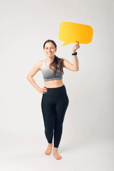 Portrait Une Femme Fitness Pleine Longueur Debout Après Exercice Tenant — Photo
