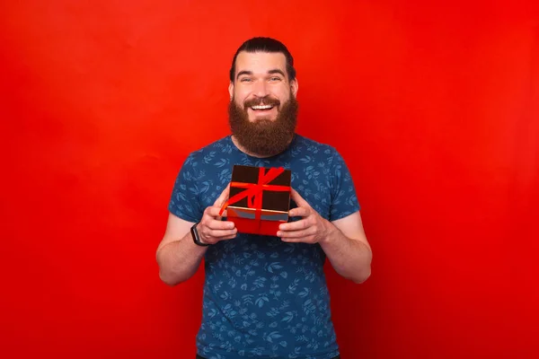 Όμορφος Θετικός Άντρας Κρατάει Κουτί Δώρου Του Χεριού Κοιτάζοντας Την — Φωτογραφία Αρχείου