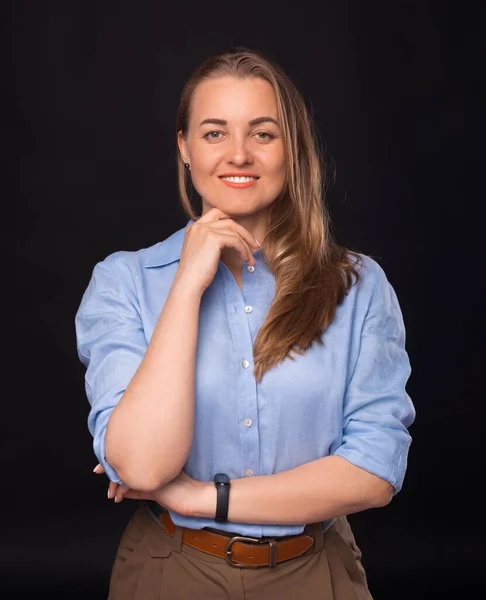 Retrato Vertical Una Joven Mujer Negocios Con Brazos Cruzados Mirando — Foto de Stock