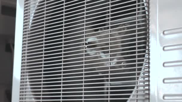 Imagens de perto do condicionador de trabalho, arrefecimento de ar fresco — Vídeo de Stock