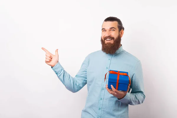 Porträt Eines Fröhlichen Jungen Bärtigen Mannes Hemd Mit Geschenkschachtel Und — Stockfoto