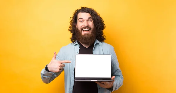 Izgalmas Boldog Szakállas Férfi Ujjal Mutogató Képernyő Laptop Számítógép Sárga — Stock Fotó