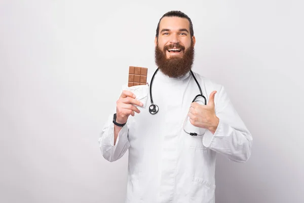 Médico Barbudo Sosteniendo Una Barra Buen Chocolate Gustó Sabor Misma — Foto de Stock
