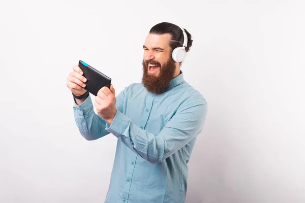 Alegre Hombre Barbudo Sonriente Jugando Videojuegos Tableta Sobre Fondo Blanco —  Fotos de Stock