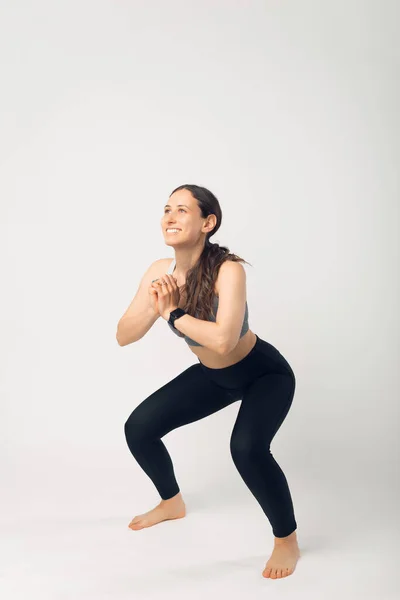 Photo Sporty Woman Squatting Doing Sit Ups White Background — Stock Photo, Image