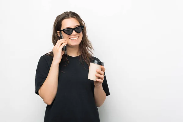 Красивая Фотография Молодой Женщины Пьющей Свой Горячий Напиток Разговаривающей Телефону — стоковое фото