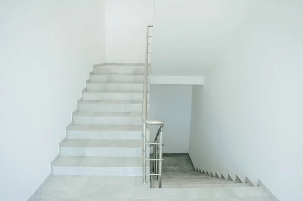 Foto Escalera Blanca Con Escaleras Blancas Paredes Algún Edificio Industrial — Foto de Stock