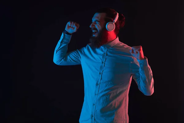 Retrato Neón Del Hombre Barbudo Sonriente Con Auriculares Con Camisa —  Fotos de Stock