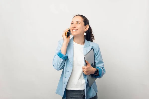 Retrato Feliz Jovem Empresária Segurando Prancheta Falando Seu Telefone Celular — Fotografia de Stock