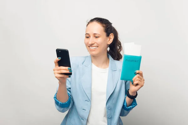 Mutlu Genç Bir Kadın Cep Telefonu Kullanıyor Pasaportu Uçuş Biletleri — Stok fotoğraf