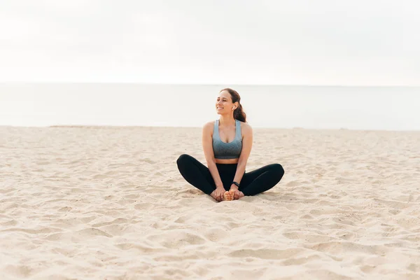 Fénykép Gyakorolja Jóga Meditál Lótuszpozícióban Strandon — Stock Fotó