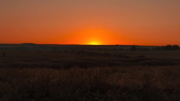 Imágenes de Timelapse del sol levantándose sobre las colinas. Bienvenidos a un nuevo día — Vídeo de stock