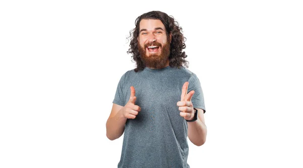 Oye Mira Esto Feliz Joven Barbudo Apuntando Cámara Sobre Fondo —  Fotos de Stock