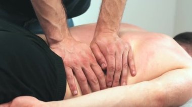 Profesyonel fizyoterapistin spor omurgasına masaj yaptığı görüntüler.