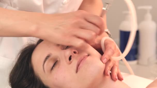 Cosmétologue fait la procédure de la peau du visage d'une belle fille — Video