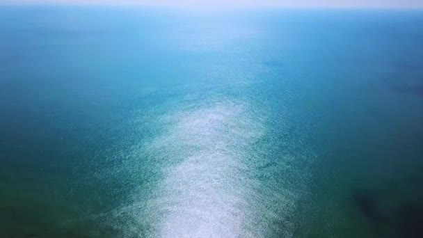 Letecký dron záběry oceánu nebo moře modré vlny z ptačí perspektivy — Stock video