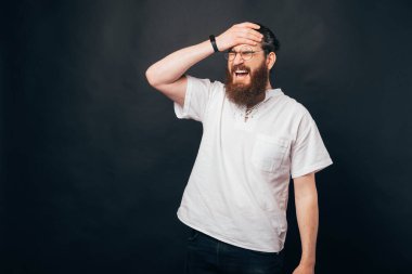 Oh hayır, bir şey unuttum, sakallı genç adam facepalm hareketi yapıyor..