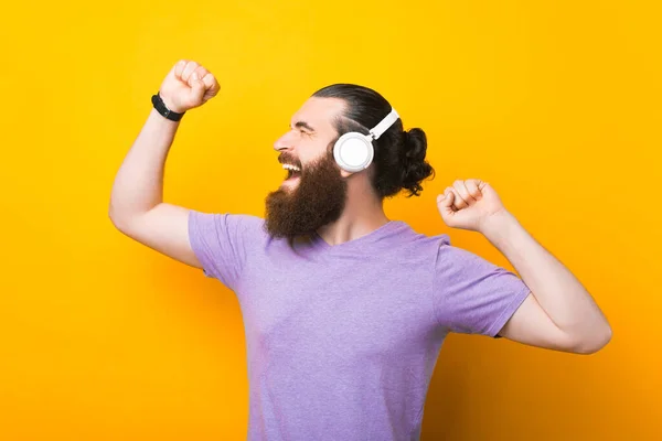 Hombre Barbudo Alegre Está Bailando Escuchando Música Sobre Fondo Amarillo —  Fotos de Stock