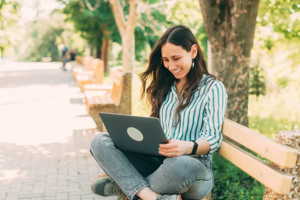 Gülümseyen Kadın Güzel Bir Günde Parktaki Bankta Dizüstü Bilgisayarına Bakıyor — Stok fotoğraf